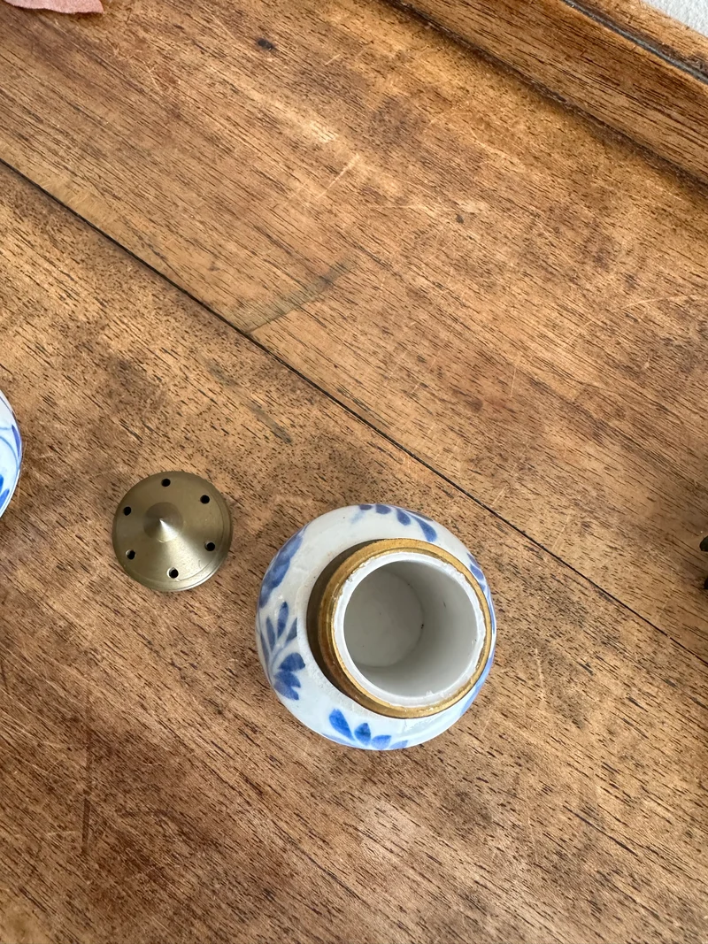 Salière et poivrière en porcelaine décorées main