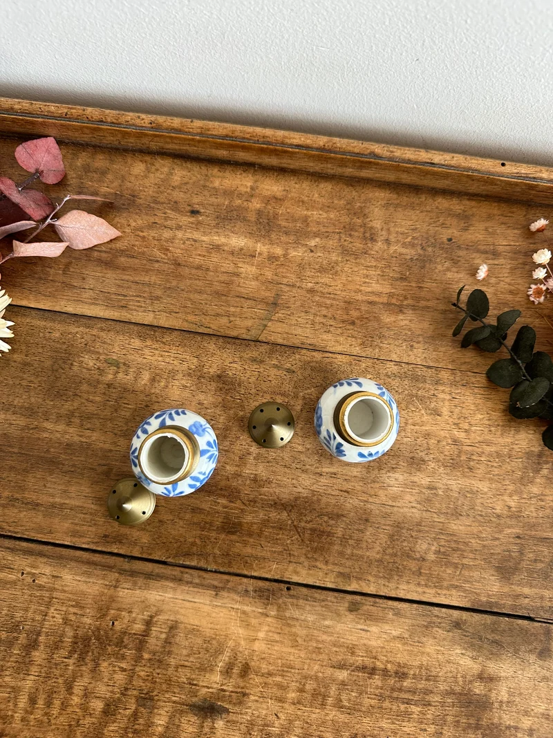 Salière et poivrière en porcelaine décorées main