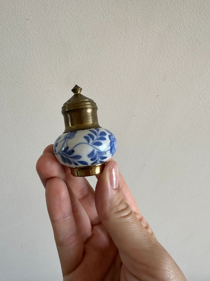 Salière et poivrière en porcelaine décorées main