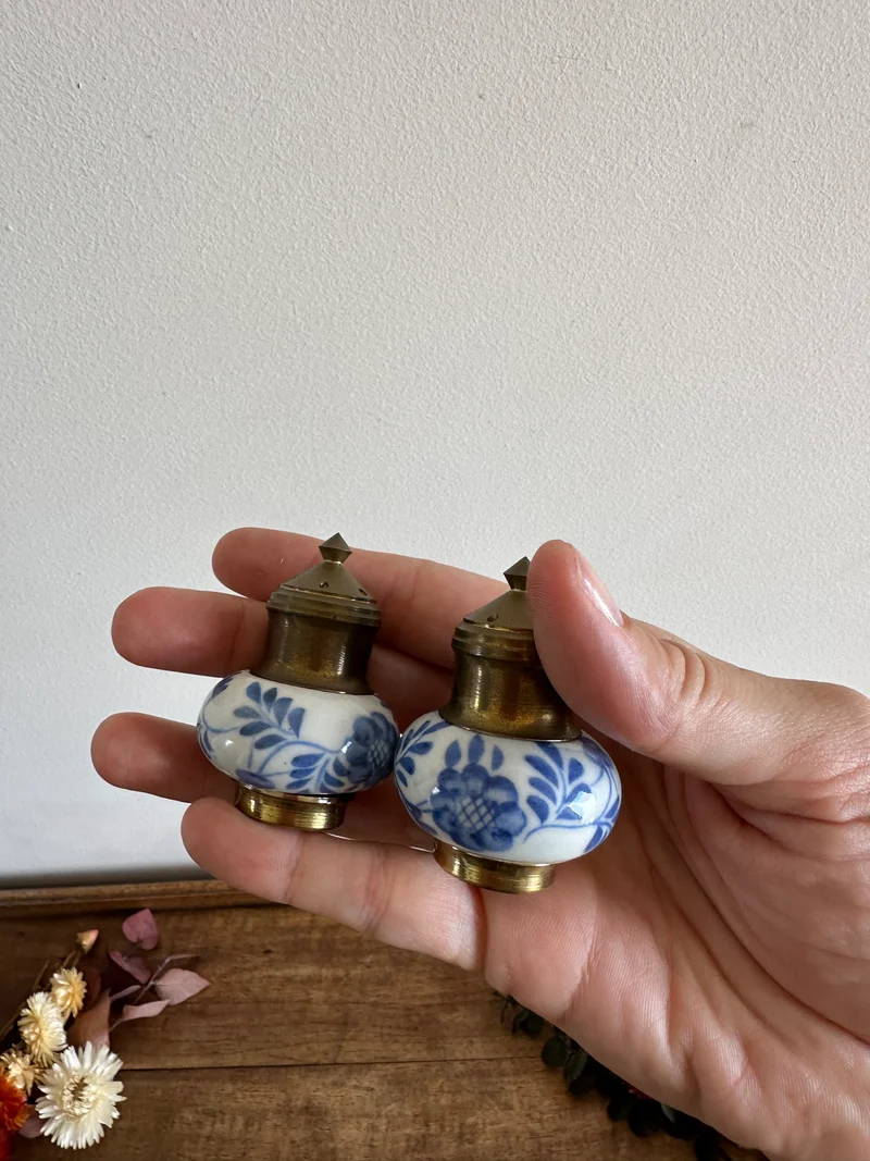 Salière et poivrière en porcelaine décorées main