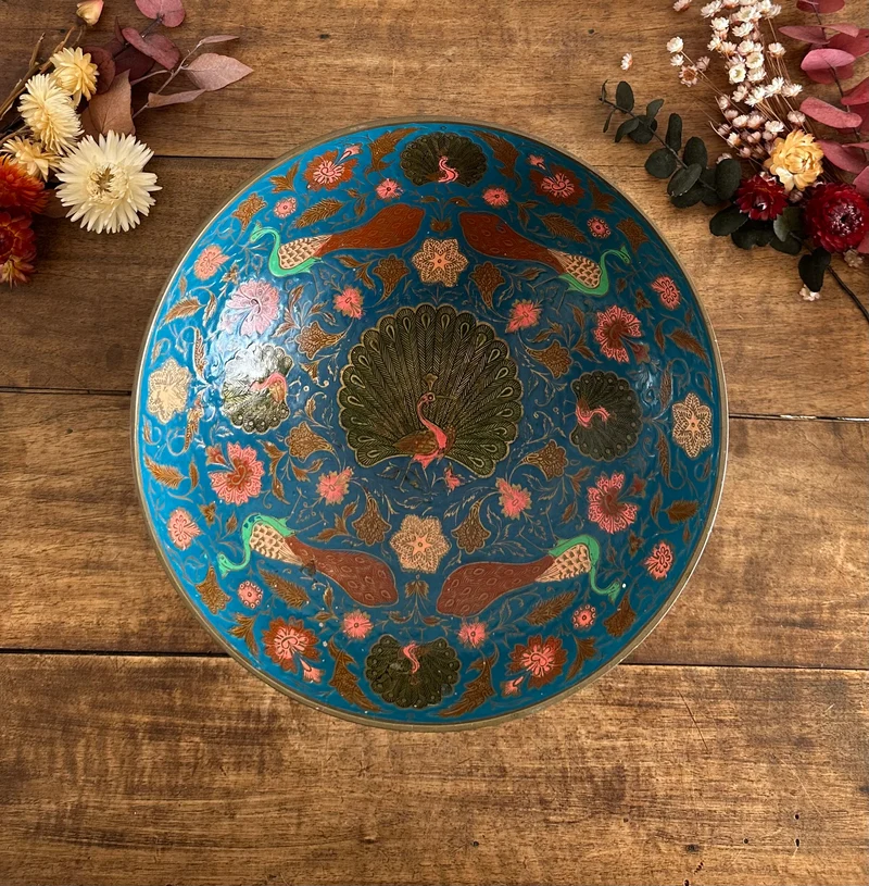 Saladier en laiton émaillé tons bleus et roses motifs paons