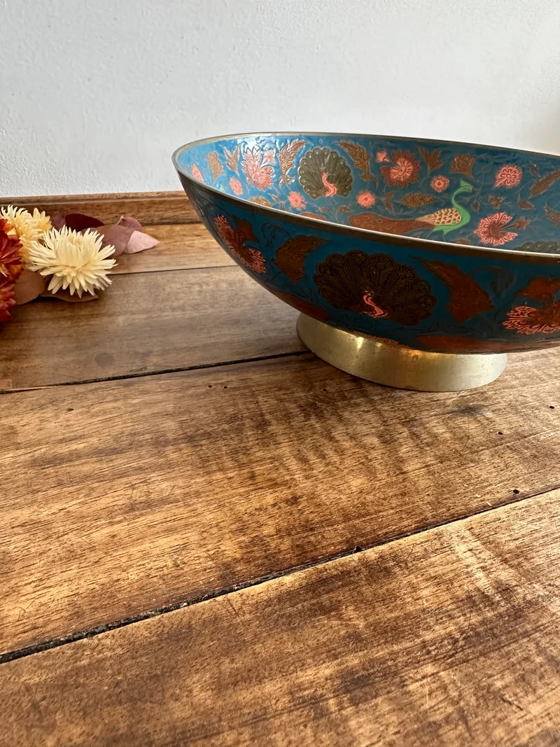 Saladier en laiton émaillé tons bleus et roses motifs paons