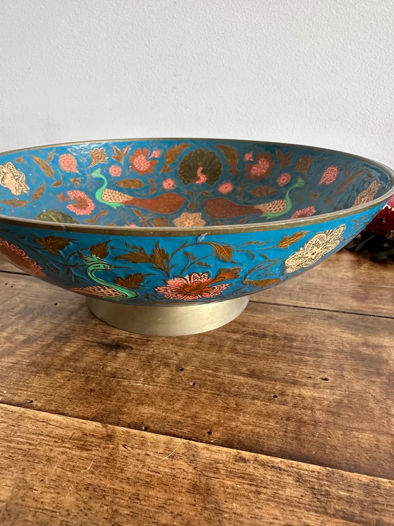 Saladier en laiton émaillé tons bleus et roses motifs paons
