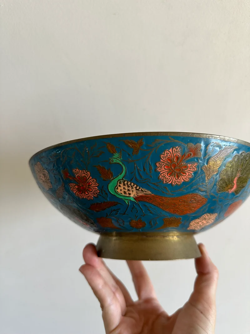 Saladier en laiton émaillé tons bleus et roses motifs paons