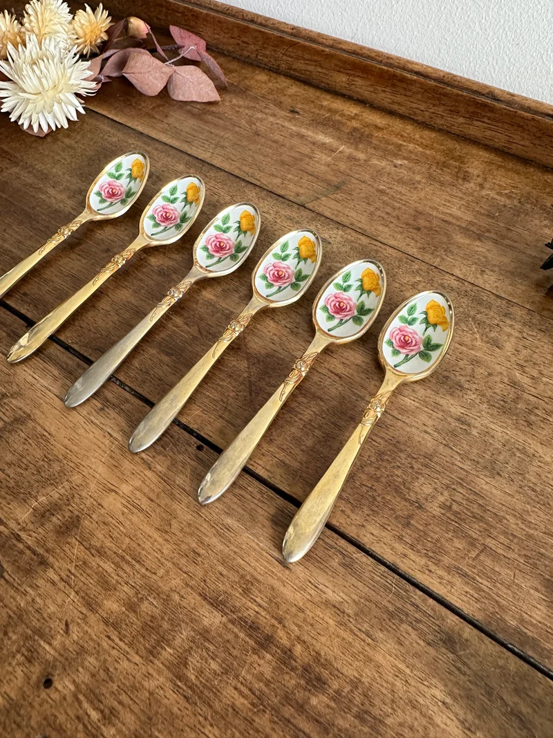 Petites cuillères en métal doré décorations florales roses
