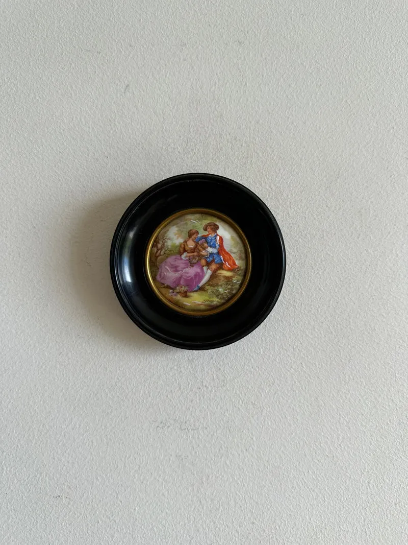 Impression sur porcelaine de Limoges scène d'époque d'après Fragonard cerclée de noir