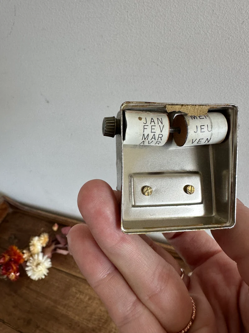 Calendrier perpétuel en métal années 70