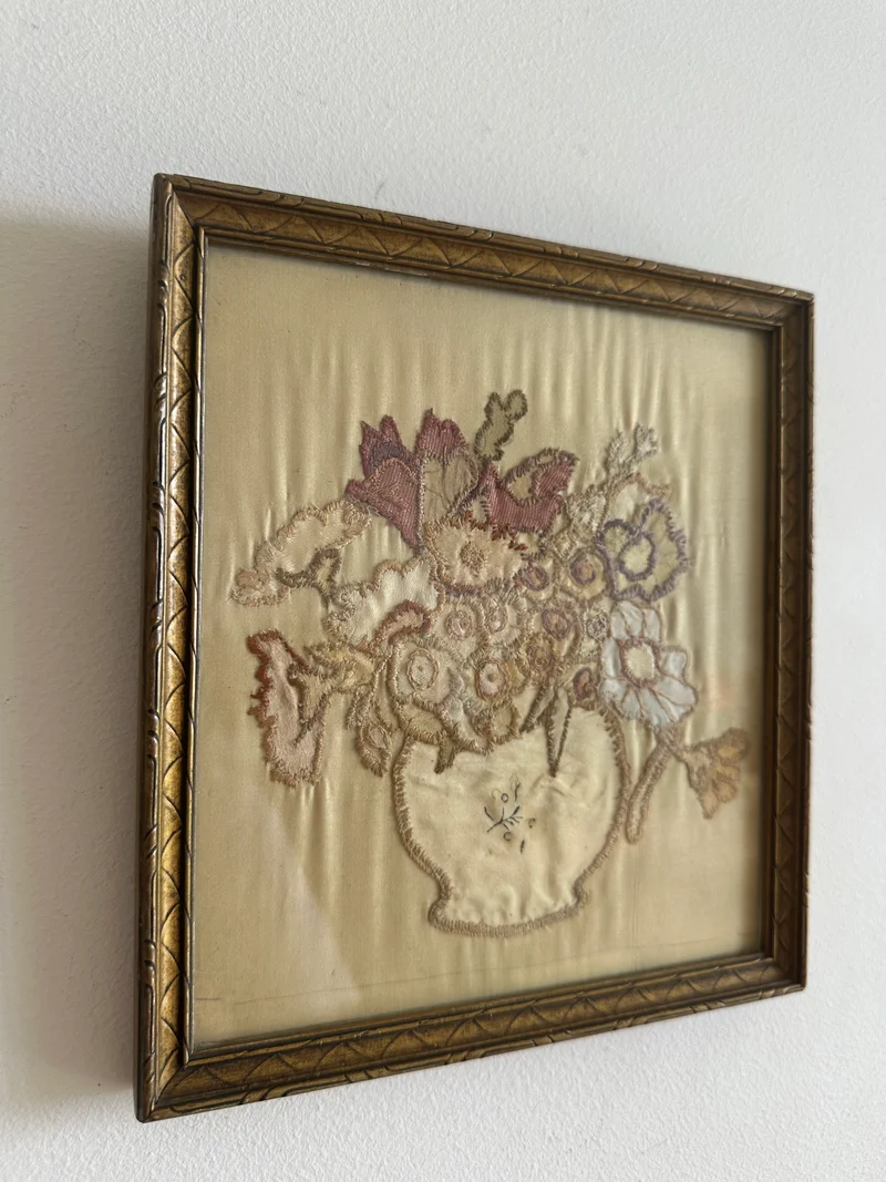 Broderie Anglaise sur tissu bouquet de fleurs encadré 1900