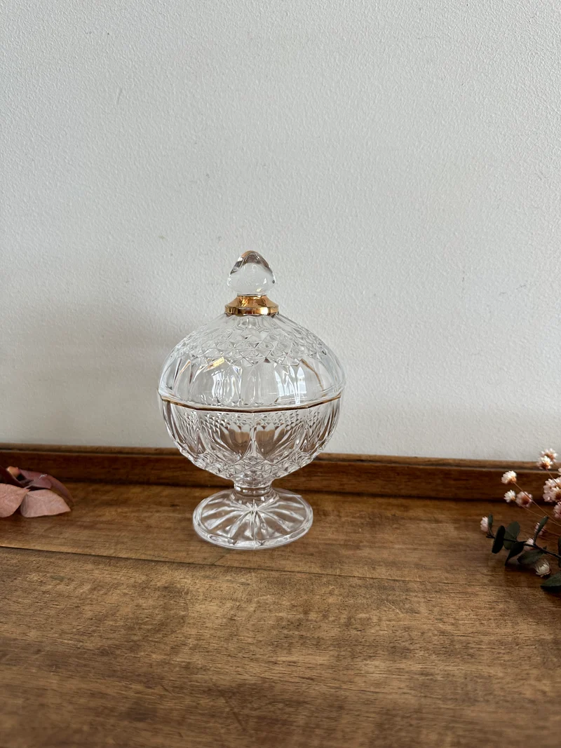 Bonbonnière en cristal taillé cerclée de doré