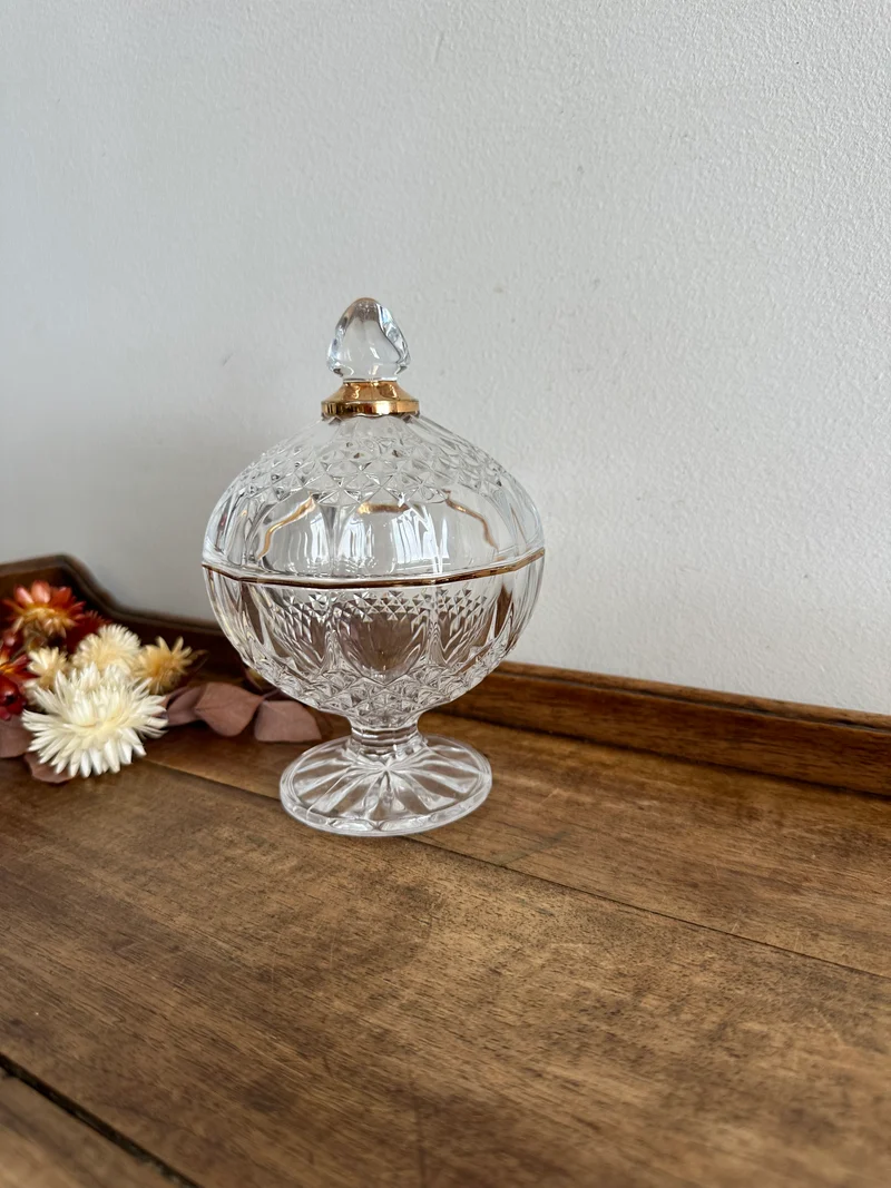 Bonbonnière en cristal taillé cerclée de doré
