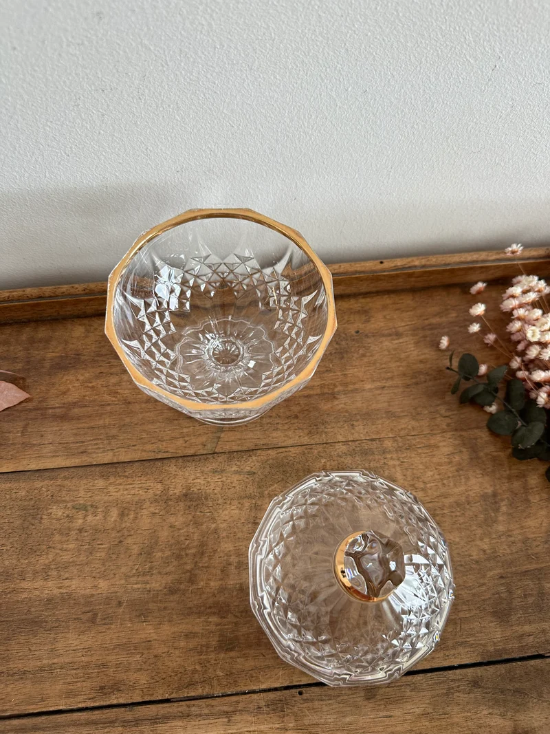 Bonbonnière en cristal taillé cerclée de doré