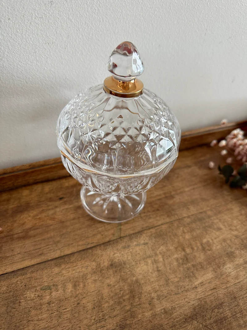 Bonbonnière en cristal taillé cerclée de doré