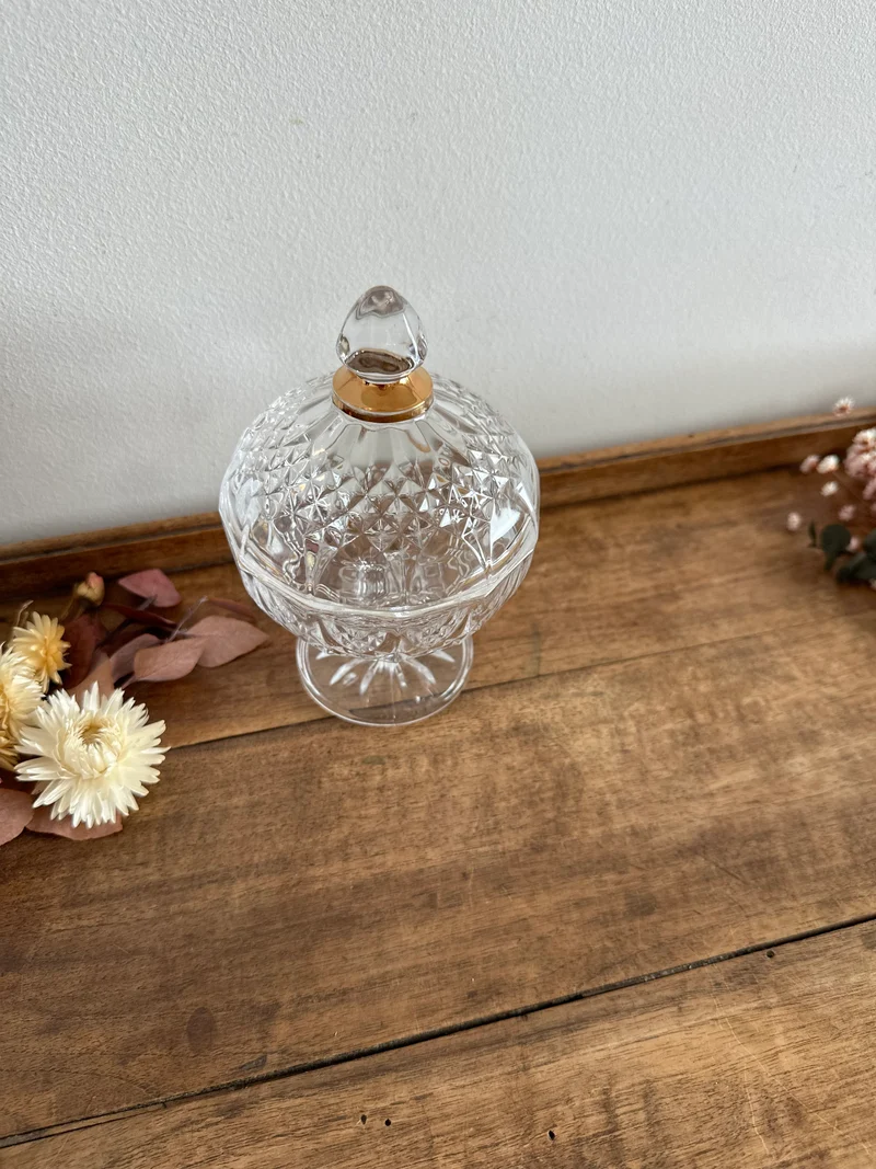 Bonbonnière en cristal taillé cerclée de doré