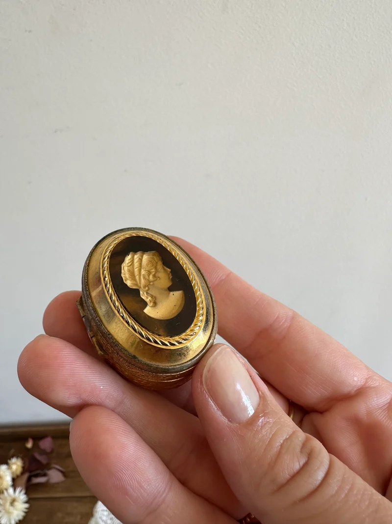 Pilulier en laiton doré buste jeune femme