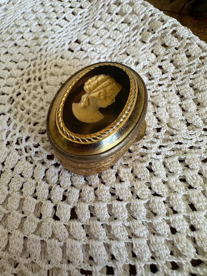 Pilulier en laiton doré buste jeune femme