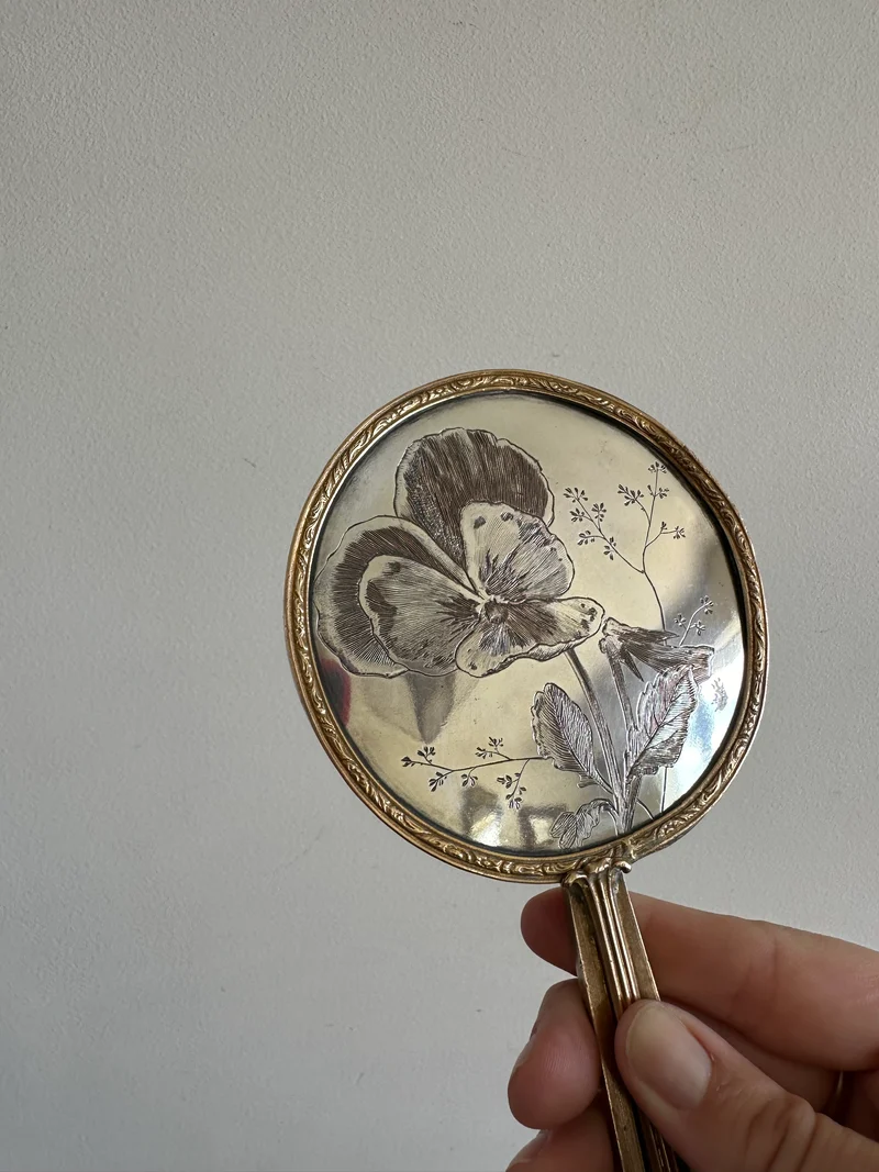 Miroir à main Art Nouveau en bronze et métal argenté