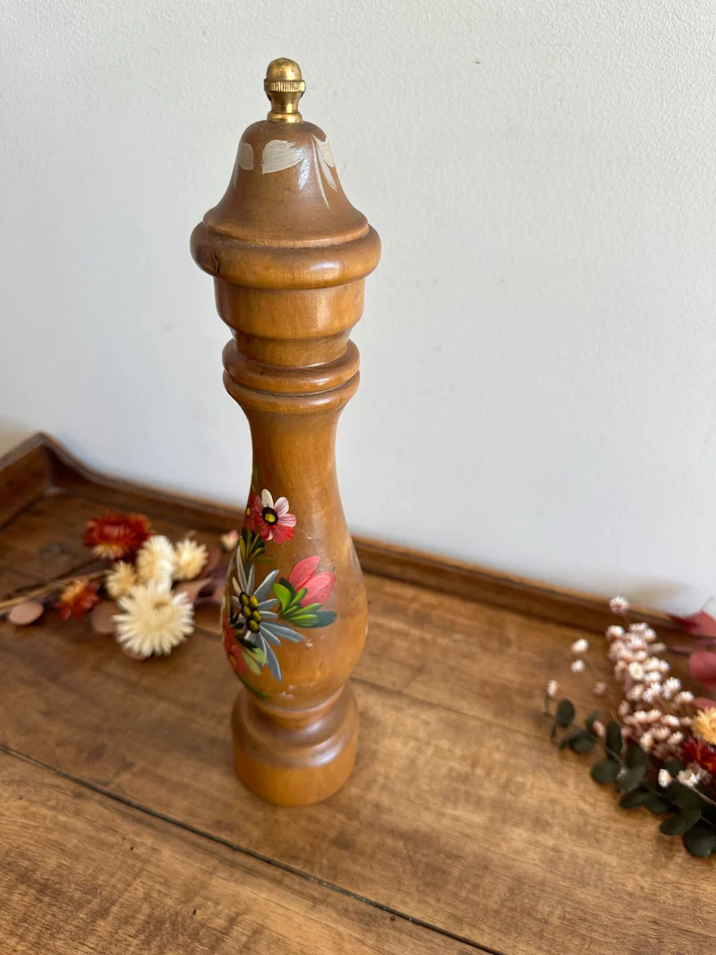 Moulin à poivre en bois décoré main