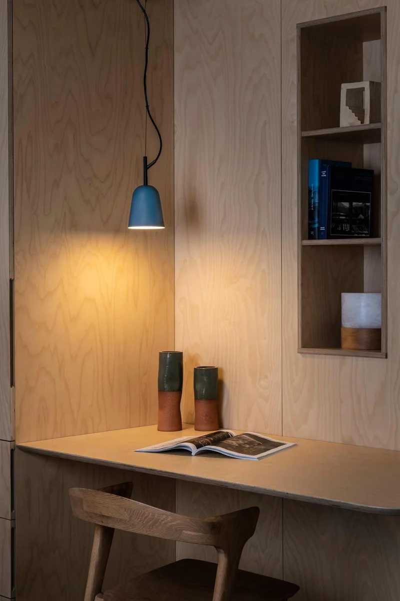 Suspension luminaire design bleue STUDIO 110 : éclairez en beauté !
