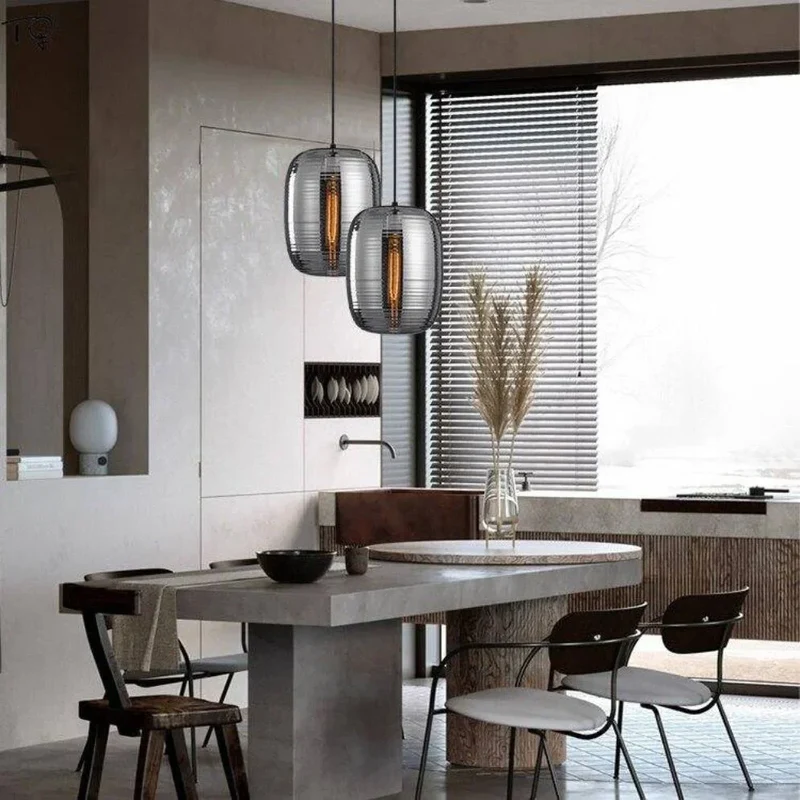 Suspension Cercle en Verre Rose Poudré – Contraste Chic avec le Gris