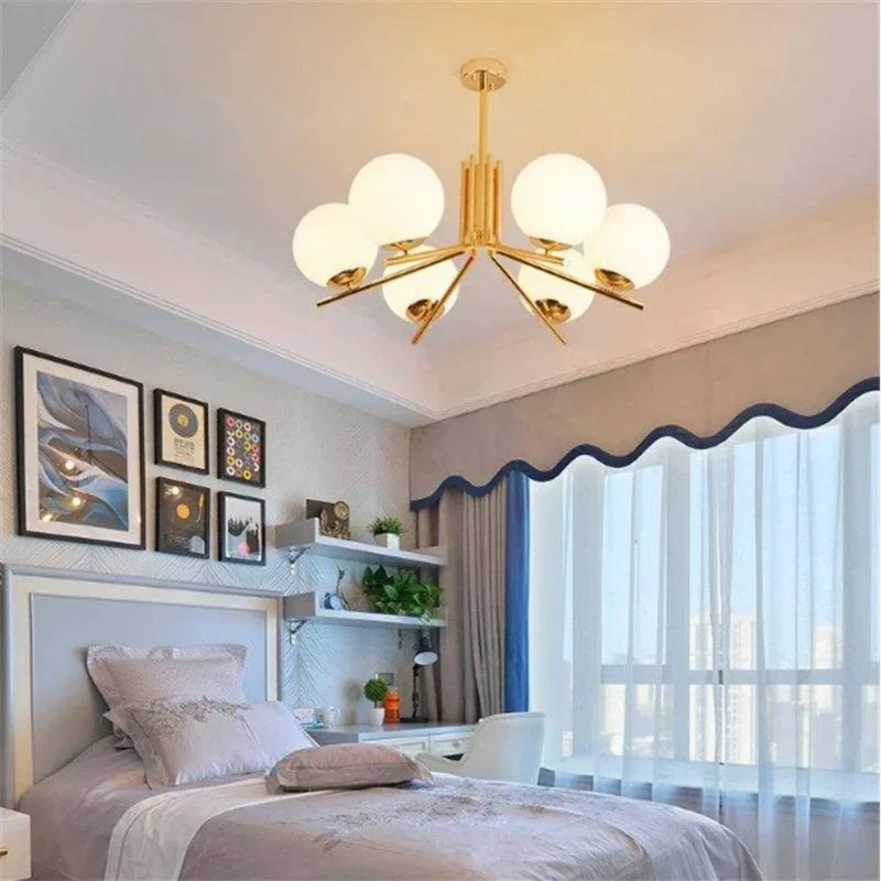 Plafonnier Luxe Doré à Boules de Verre – Ambiance Hôtel Chaleureuse