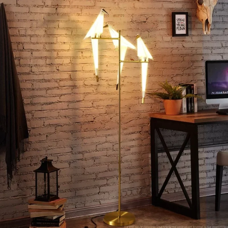 Lampe à Poser en Forme D'oiseau sur Branche Dorée