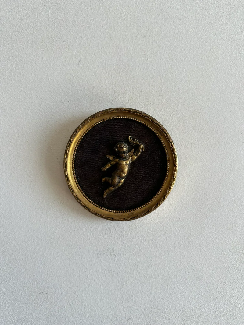 Médaillon rond angelot sur fond velours