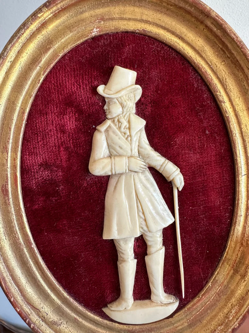 Miniatures en ivoire sur velours 19ème
