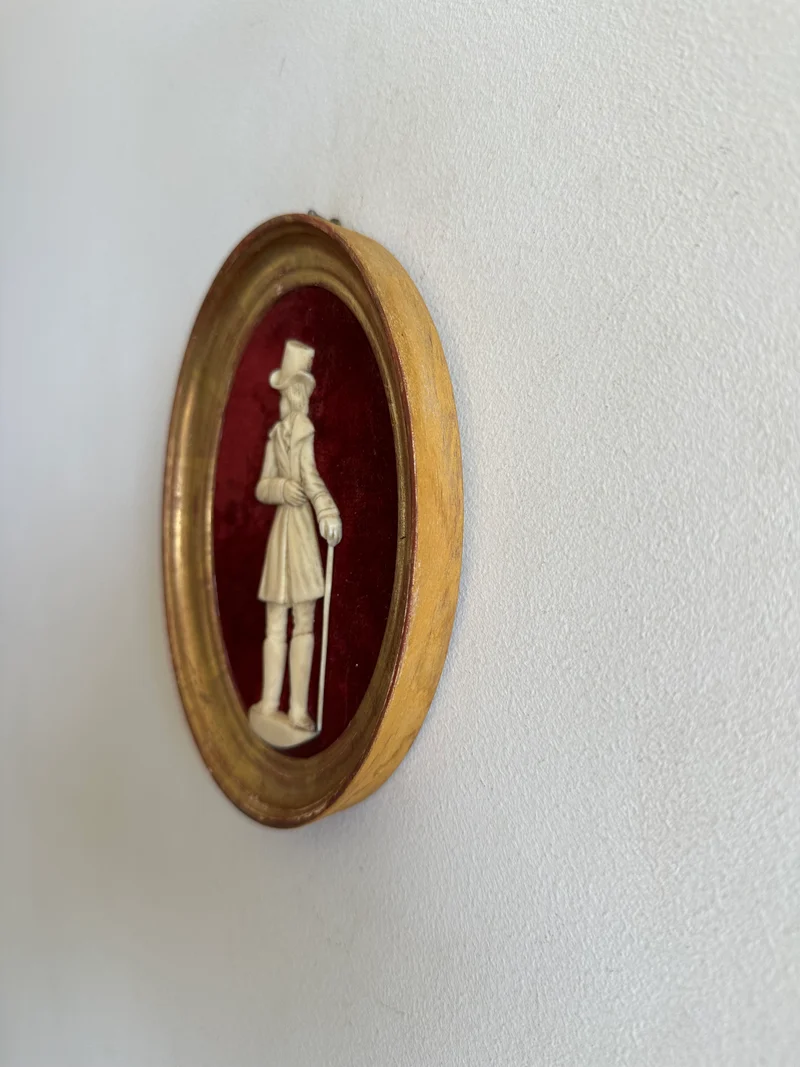 Miniatures en ivoire sur velours 19ème