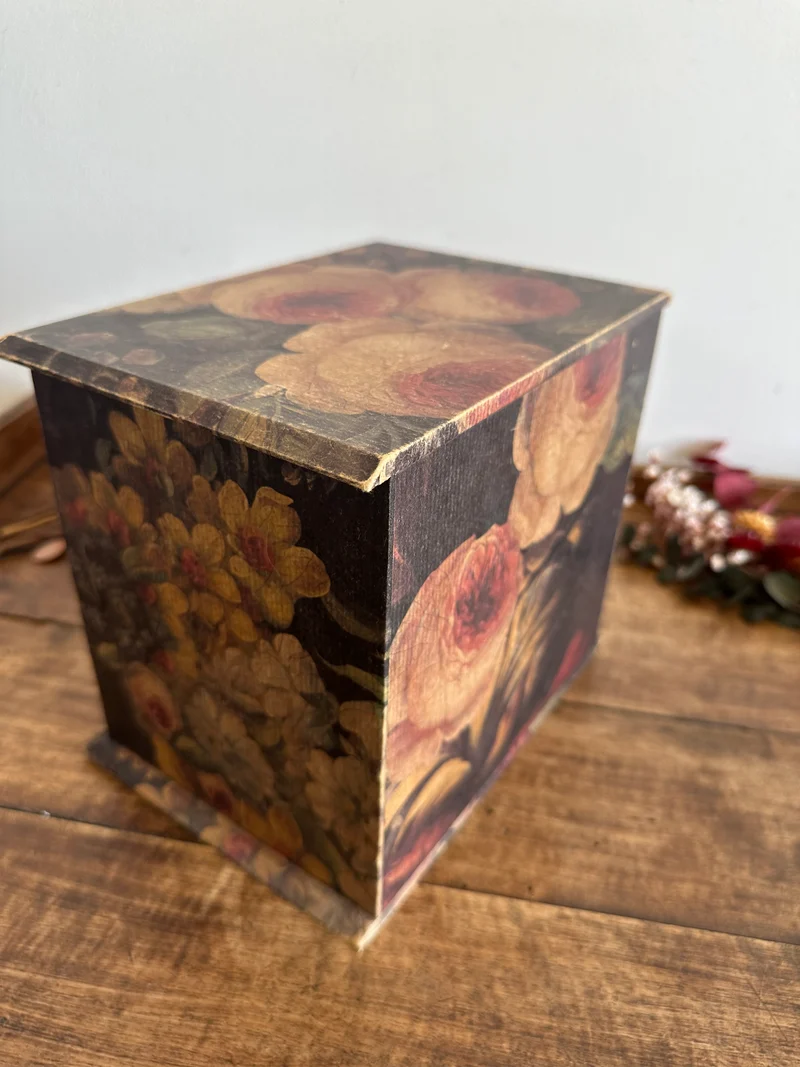 Coffret en bois recouvert de papier floral italien