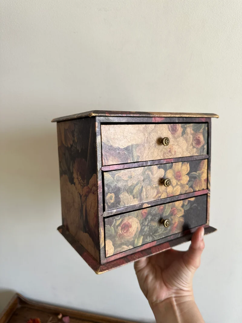 Coffret en bois recouvert de papier floral italien