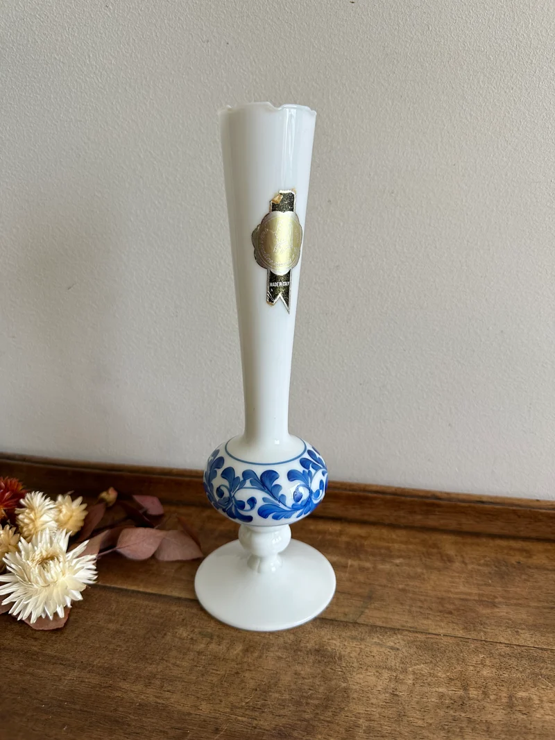 Soliflore en opaline blanche décor fleurs bleues peintes à la main