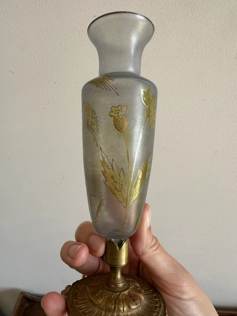 Vase en verre fumé décoré main pied en bronze