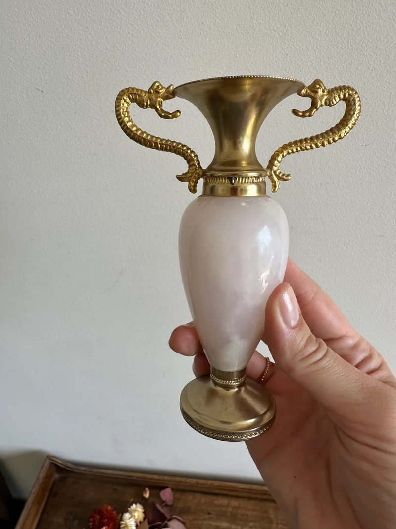 Soliflore en pierre d'onyx blanche pied en métal doré