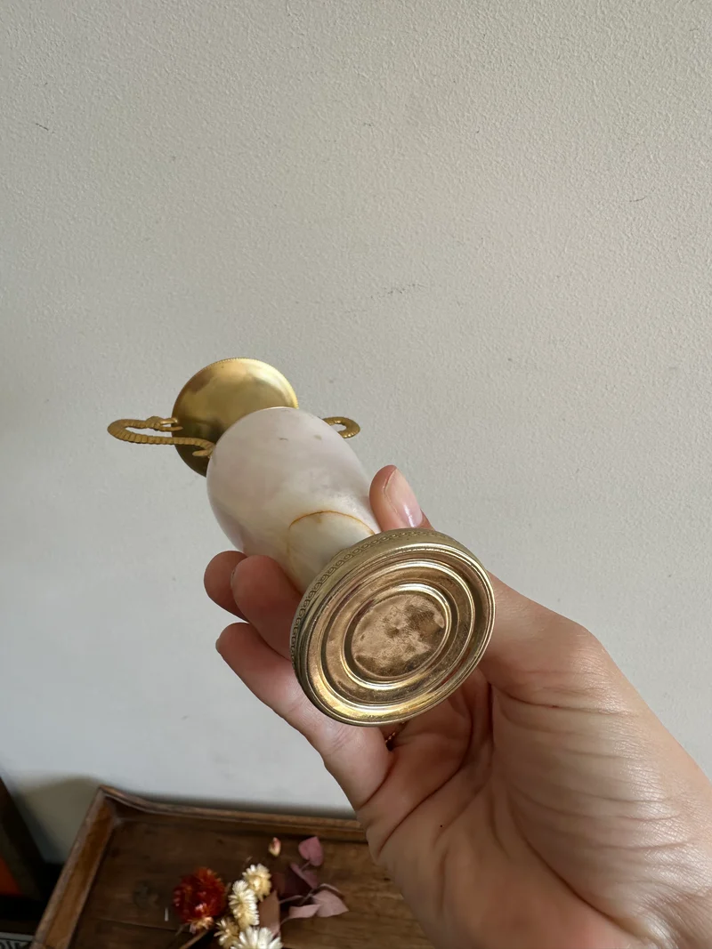Soliflore en pierre d'onyx blanche pied en métal doré