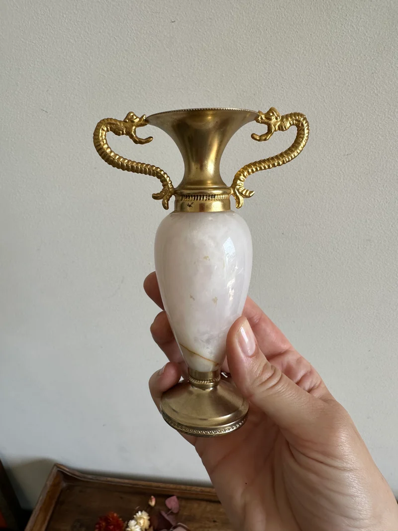 Soliflore en pierre d'onyx blanche pied en métal doré