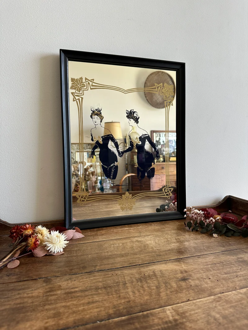 Miroir style années 20 jeunes femmes qui se baignent