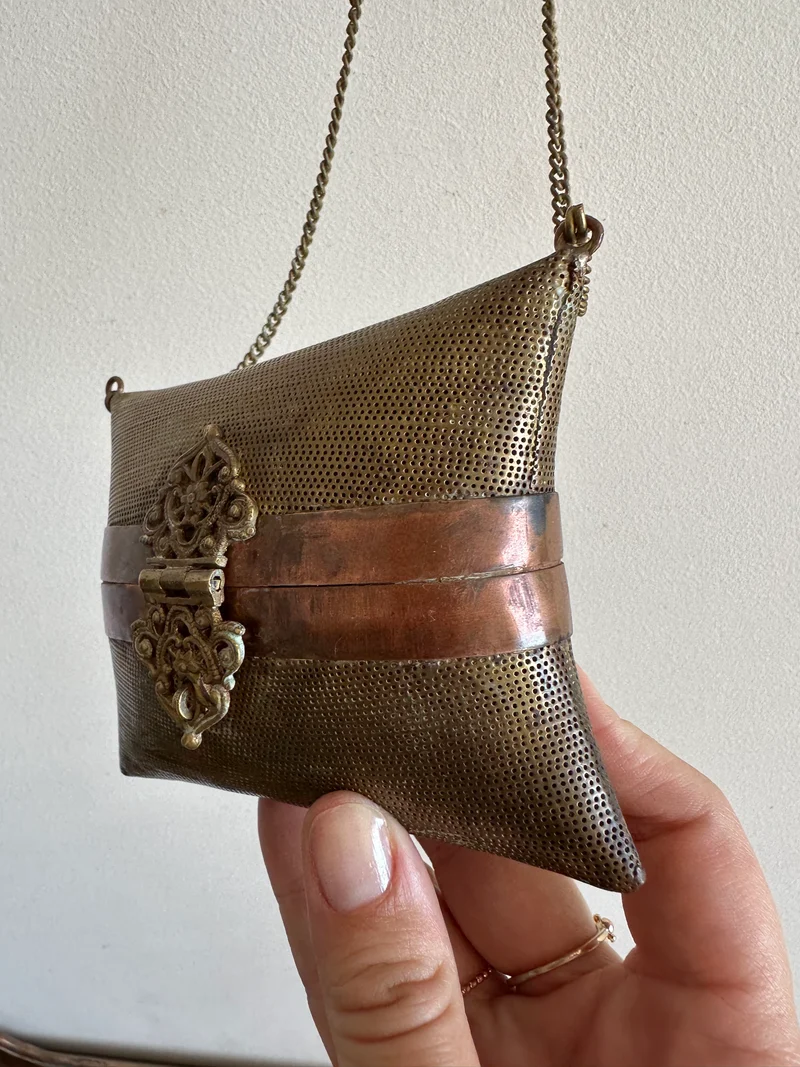 Minaudière en laiton et cuivre avec chainette