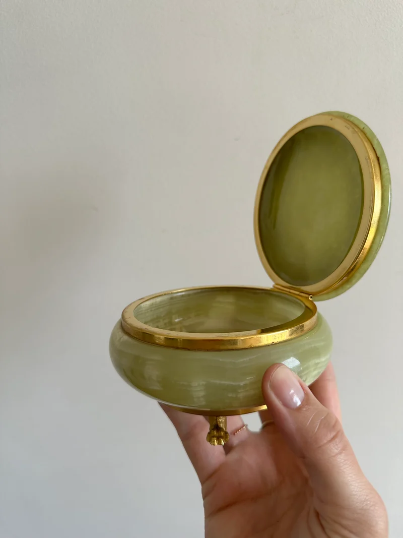 Bonbonnière sur pieds en onyx vert cerclée de métal doré