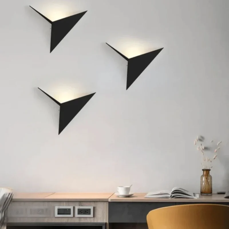 Applique Murale Noire Design Triangulaire – Éclairage Indirect Chic