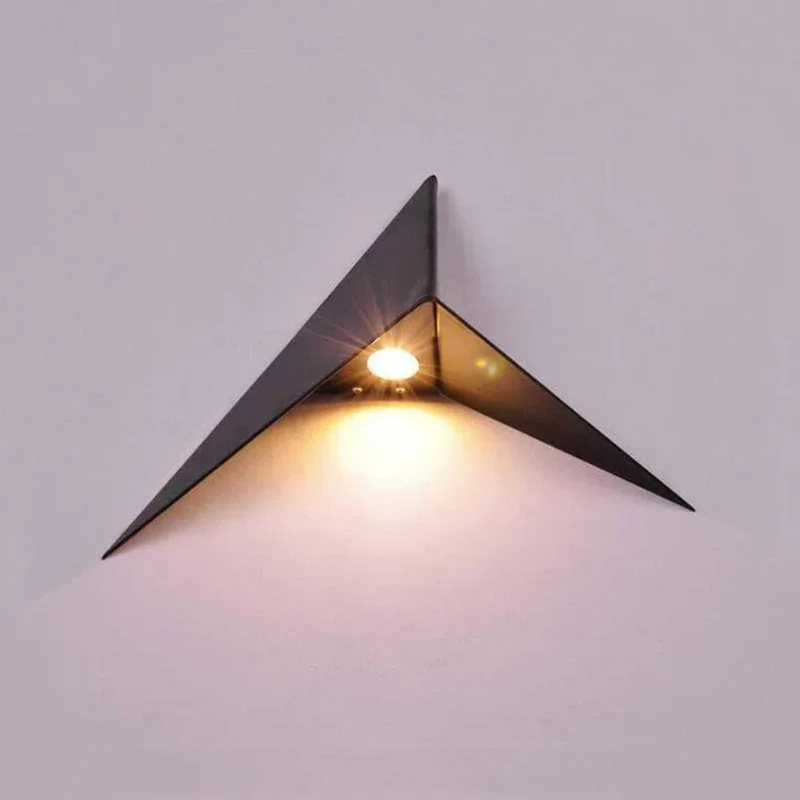 Applique Murale Noire Design Triangulaire – Éclairage Indirect Chic