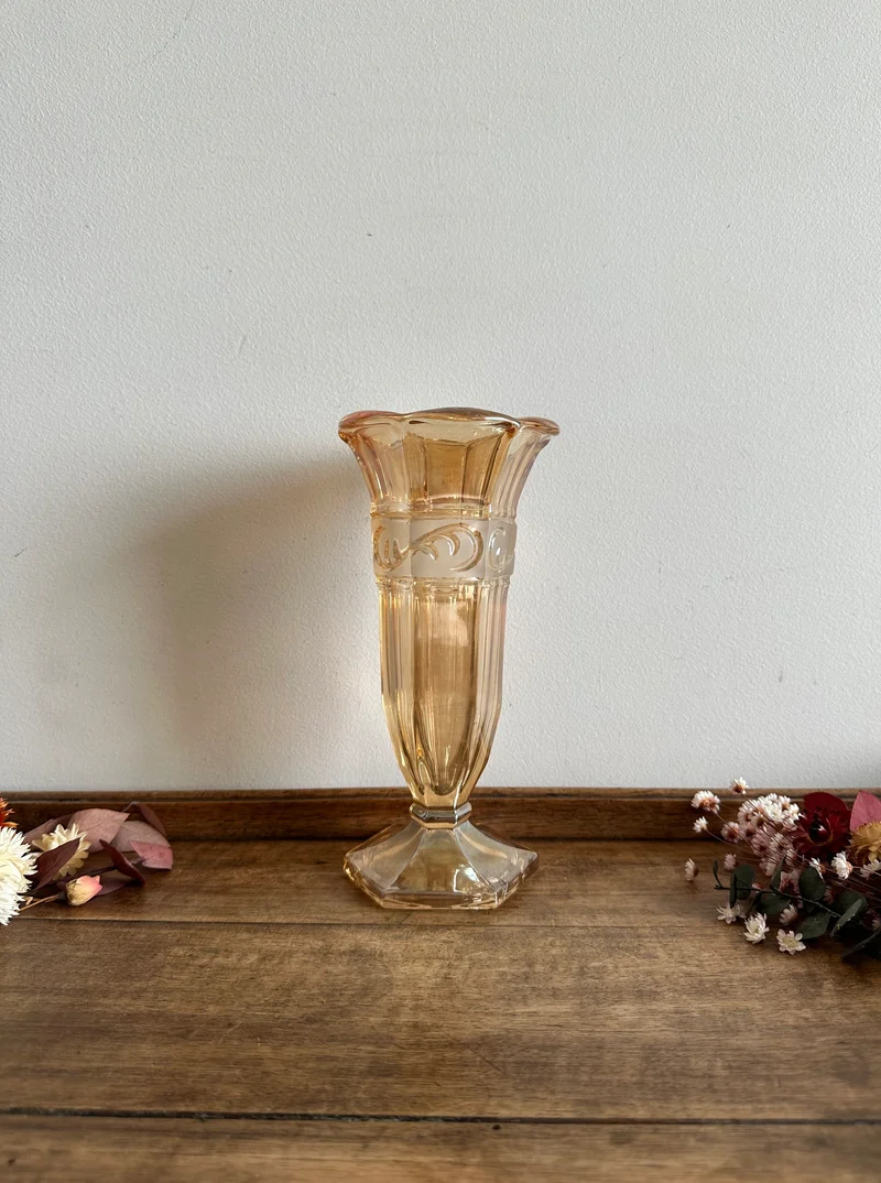 Vase soliflore en verre irisé orangé