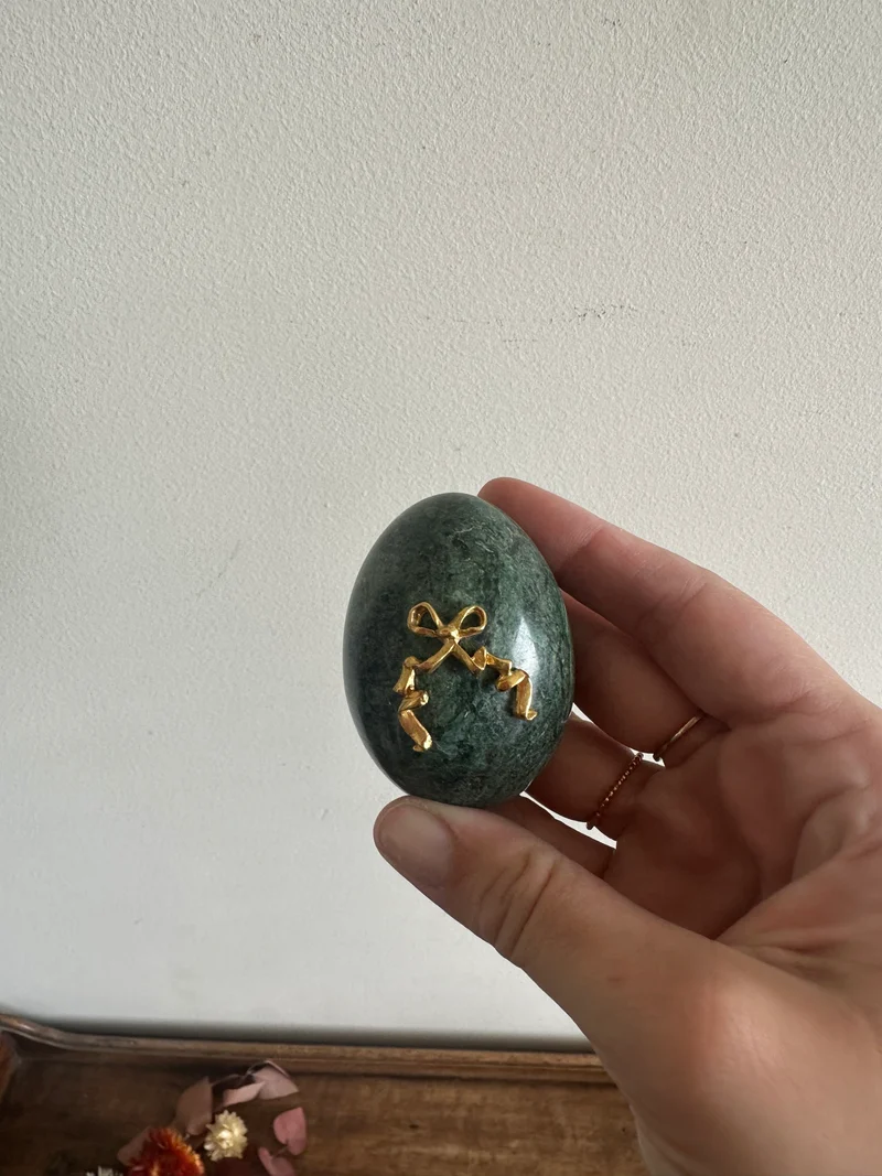 Oeuf en pierre sur socle en bois noir