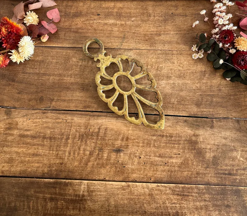Dessous de plat en laiton ajouré forme feuille