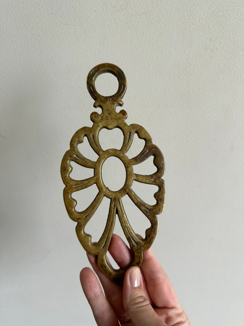 Dessous de plat en laiton ajouré forme feuille
