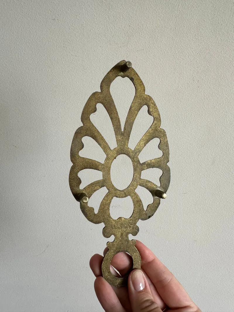 Dessous de plat en laiton ajouré forme feuille
