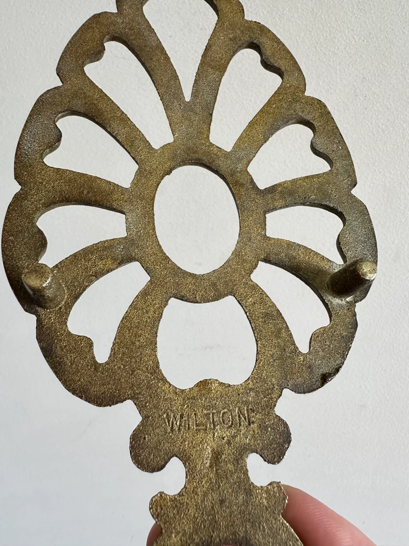 Dessous de plat en laiton ajouré forme feuille