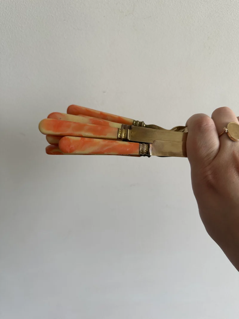 Couverts à dessert en bakélite et laiton manche orangé