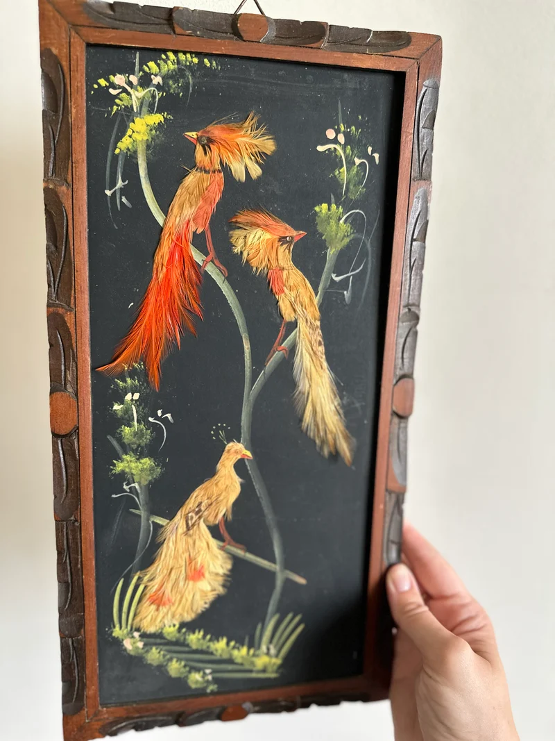 Composition botanique oiseaux et perruches en plume sur ardoise