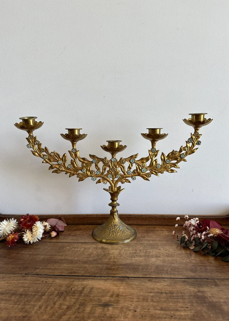 Chandelier d'autel en laiton doré orné de petite fleurs émaillées