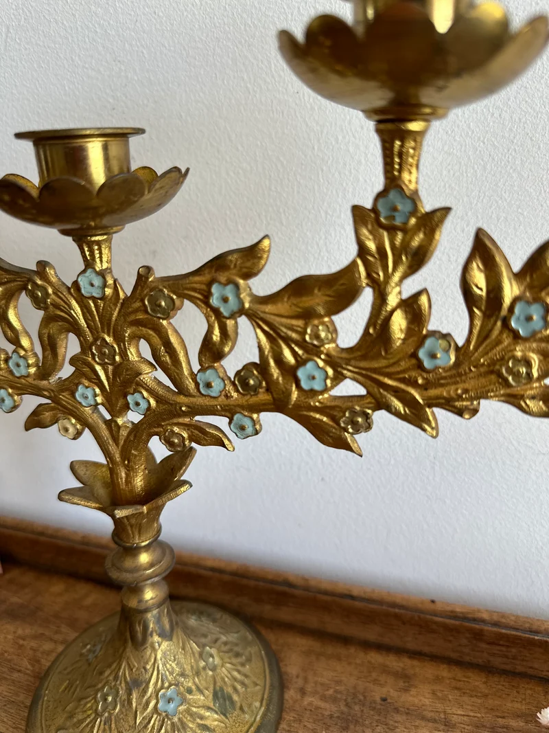 Chandelier d'autel en laiton doré orné de petite fleurs émaillées